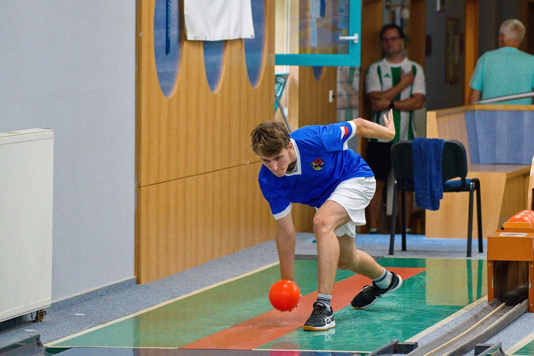 Mladý hráč během hodu na Porubském kolku 2026