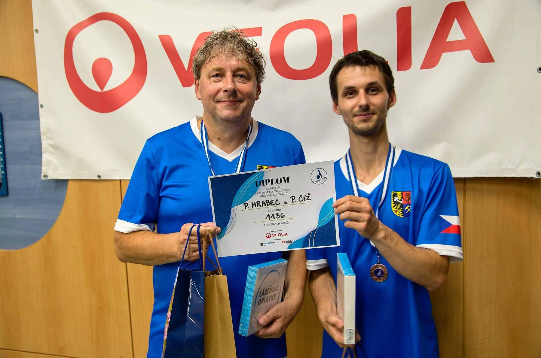 Domácí dvojice s diplomem a medailemi za 3. místo na Porubském kolku 2026
